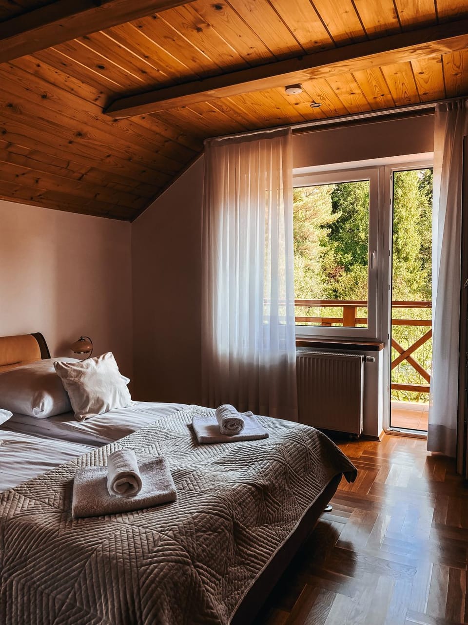 Property building, View (from property/room), View (from property/room), Balcony/Terrace, Photo of the whole room, Bedroom, Garden view