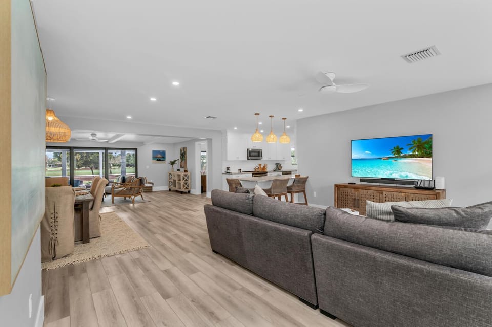 Luxury Golf-View Oasis with Heated Pool Quiet Marco Island Location House in Marco Island