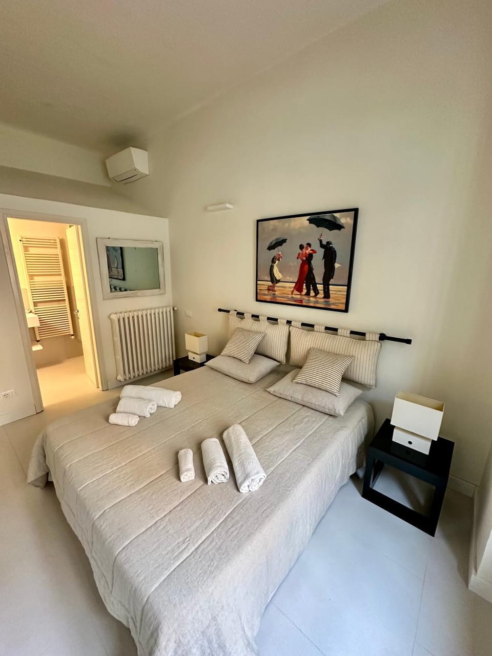 Bed, Photo of the whole room, Bedroom, towels, air conditioner