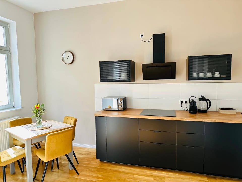 Coffee/tea facilities, Kitchen or kitchenette, Dining area, minibar, toaster