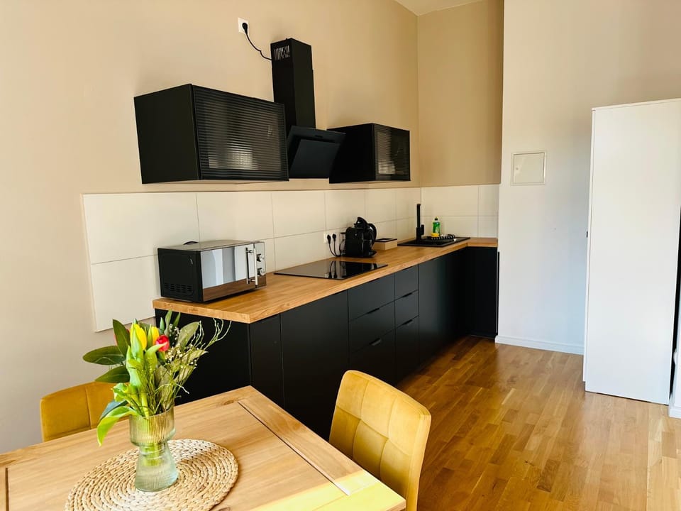 Kitchen or kitchenette, Dining area, minibar, stove