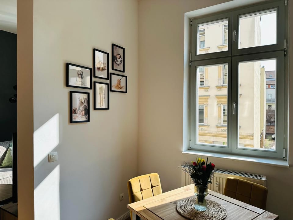 Seating area, hair dresser, kitchen