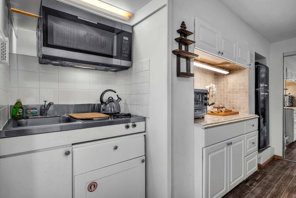 Secret Stairs Studio #1 Apartment in Hollywood Hills