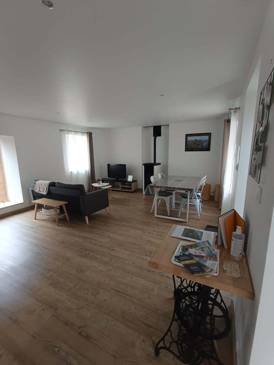 TV and multimedia, Living room, Seating area, Dining area