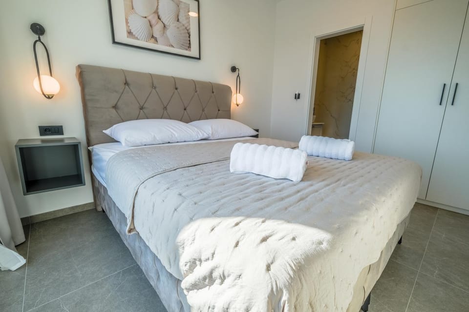 Bed, TV and multimedia, Bedroom, towels, wardrobe, air conditioner