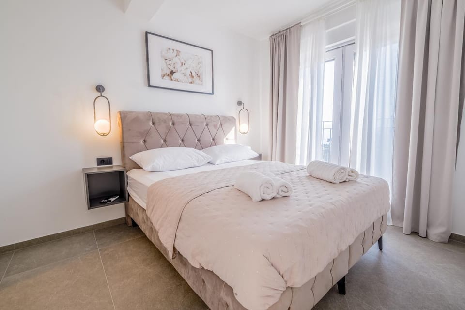 Bed, TV and multimedia, Bedroom, towels, air conditioner