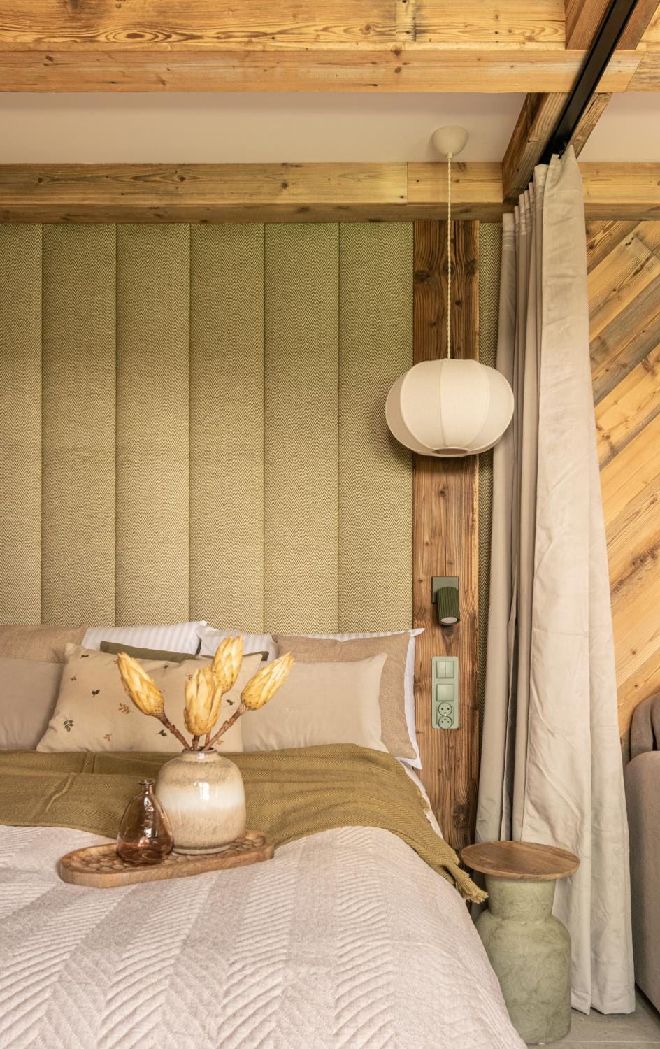 Bed, Living room, Photo of the whole room, Seating area, Bedroom