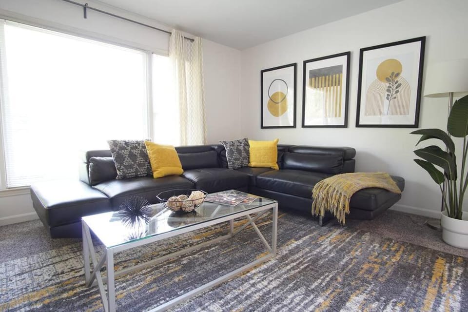 Spacious family friendly home with game room by UNC Charlotte House in Charlotte