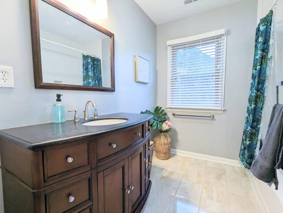 Spacious home with work space, firepit, BBQ grill House in Charlotte