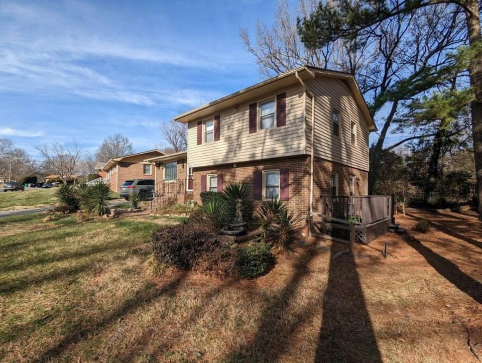 Spacious home with work space, firepit, BBQ grill House in Charlotte