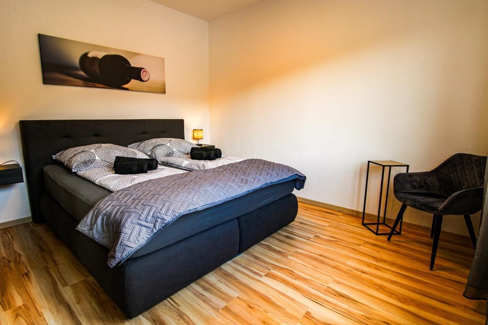 Bed, Photo of the whole room, Seating area, Bedroom