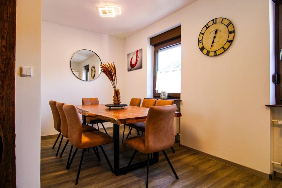 Seating area, Dining area
