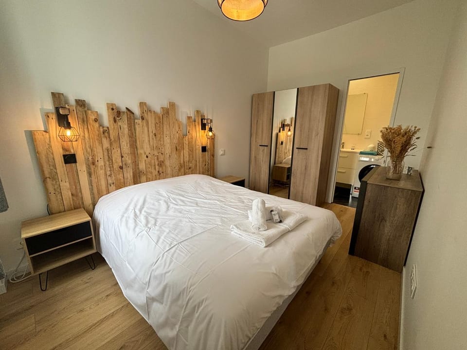 Bed, Photo of the whole room, Bedroom, wardrobe