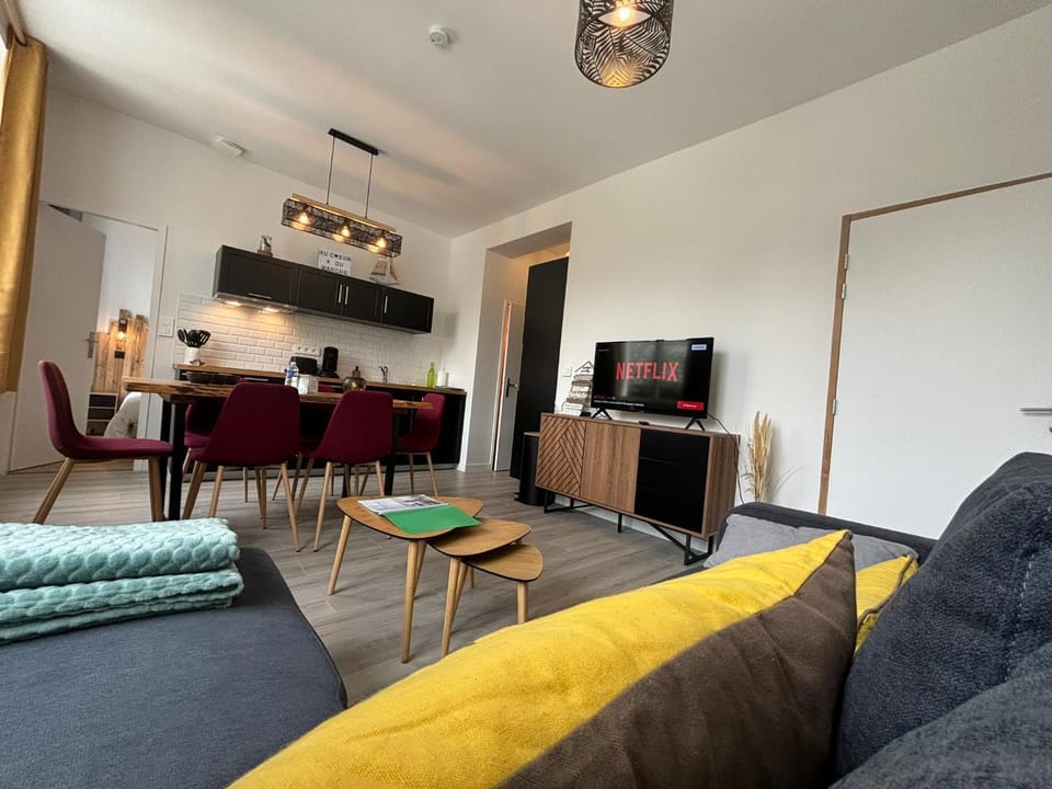 TV and multimedia, Living room, Seating area, Dining area, oven