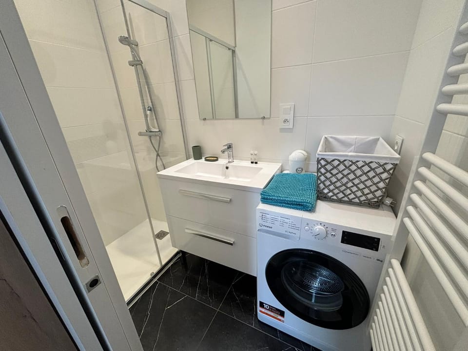 Shower, Bathroom, towels, washing machine, dryer