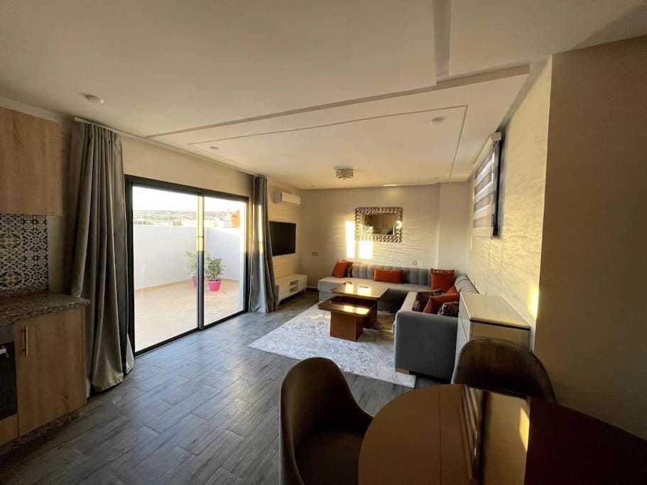 TV and multimedia, Kitchen or kitchenette, Living room, Seating area, Dining area