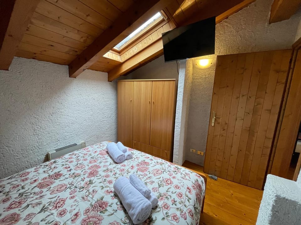 Bed, TV and multimedia, Photo of the whole room, Bedroom, wardrobe