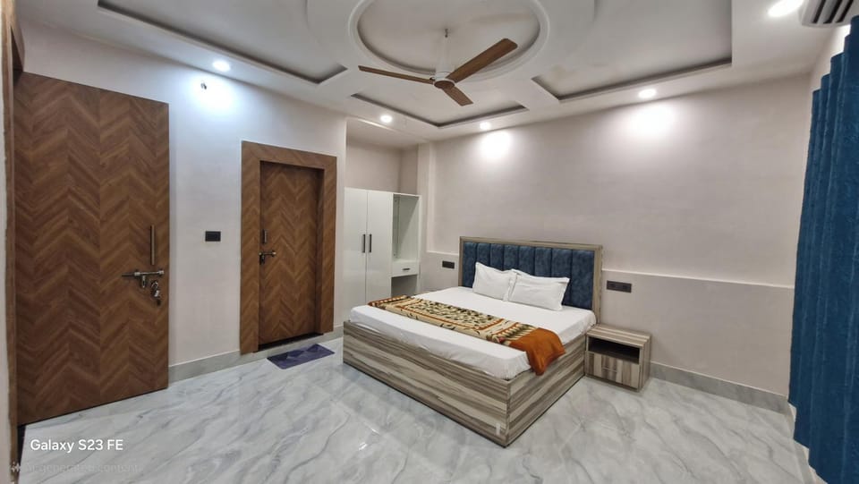 Bed, Bedroom, wardrobe, air conditioner