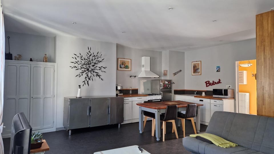 Kitchen or kitchenette, Living room, minibar, pet friendly