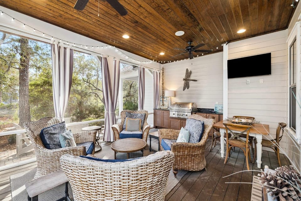 Patio, Natural landscape, TV and multimedia, Seating area, Dining area, furniture