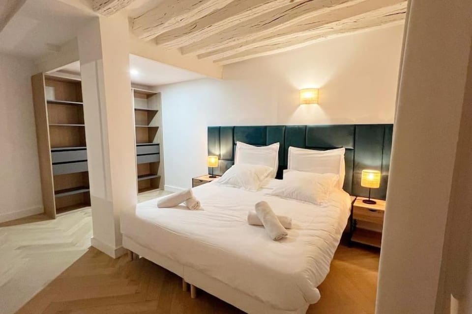 Bed, Photo of the whole room, Bedroom, towels