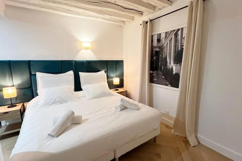 Bed, Photo of the whole room, Bedroom, towels