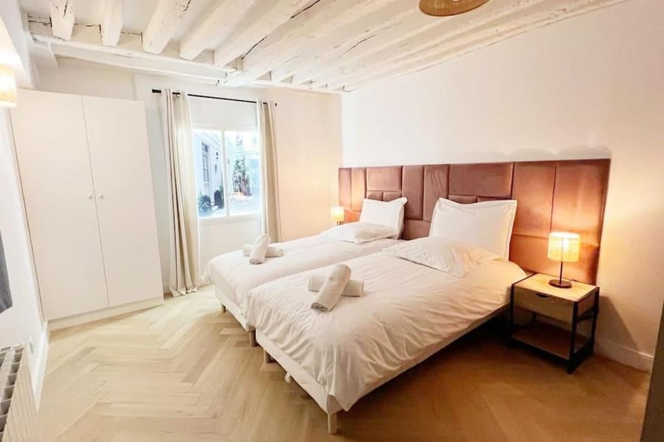 Photo of the whole room, Bedroom, towels, wardrobe