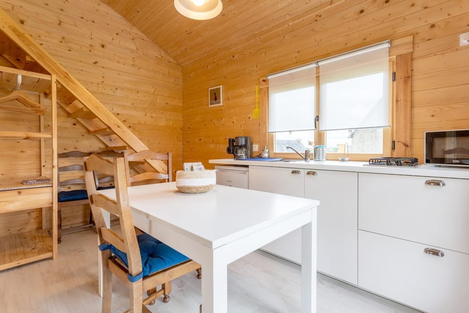 Property building, Kitchen or kitchenette, Living room