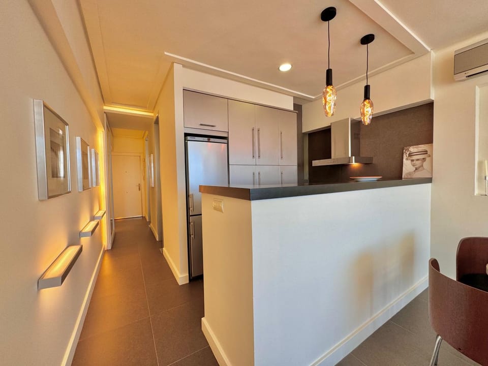Kitchen or kitchenette, minibar