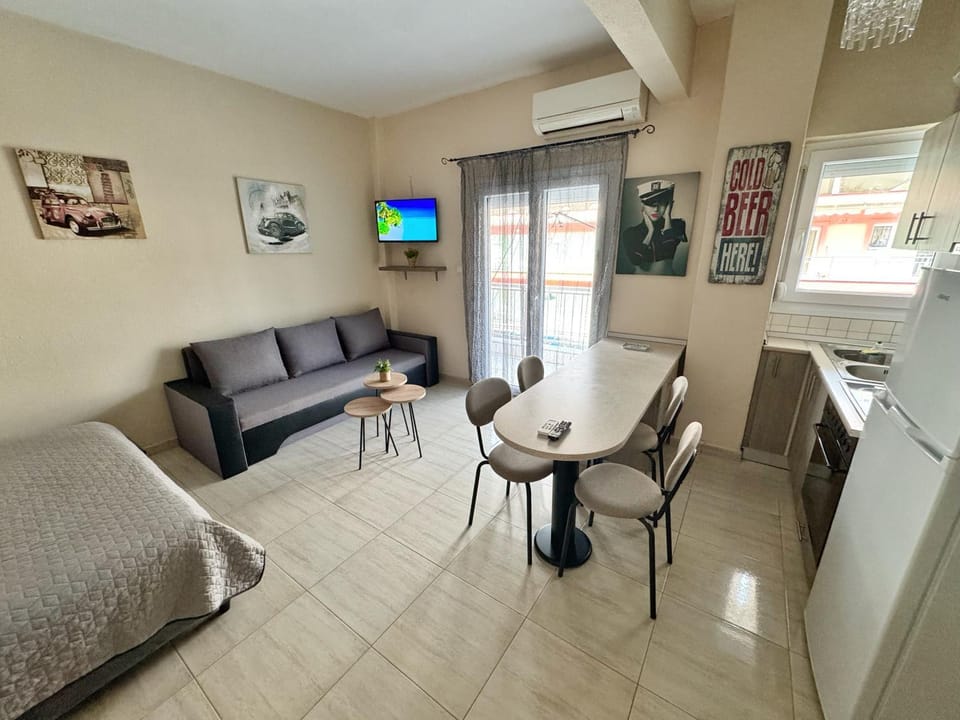 TV and multimedia, Kitchen or kitchenette, Living room, Seating area, Dining area