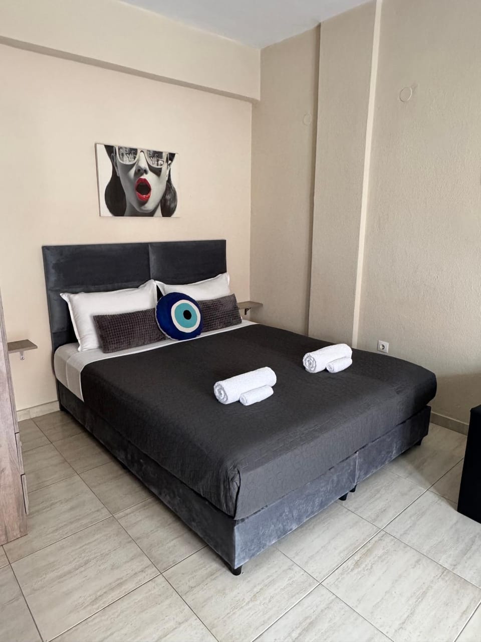 Bed, towels