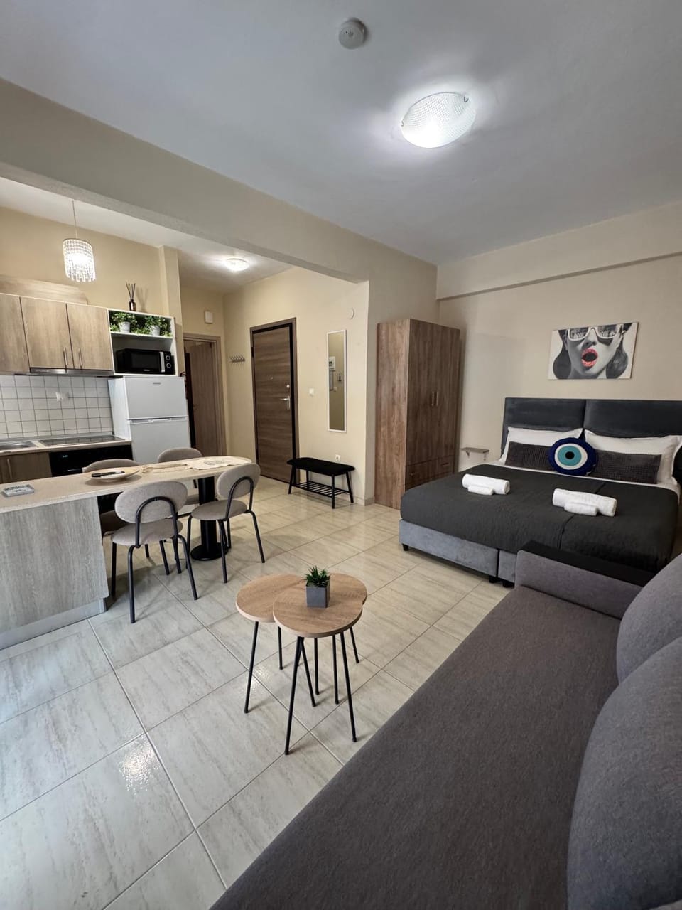 Kitchen or kitchenette, Living room, Seating area, Dining area, microwave, stove