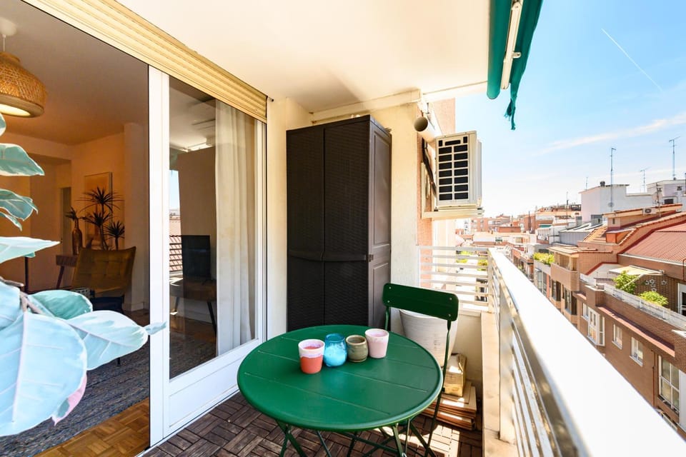 AZA14 - Amplio Piso de 3 dormitorios, 2 baños y terraza, en Chamartín, Madrid Apartment in Madrid