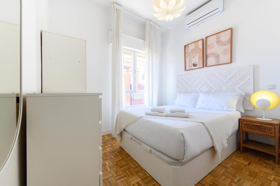 AZA14 - Amplio Piso de 3 dormitorios, 2 baños y terraza, en Chamartín, Madrid Apartment in Madrid