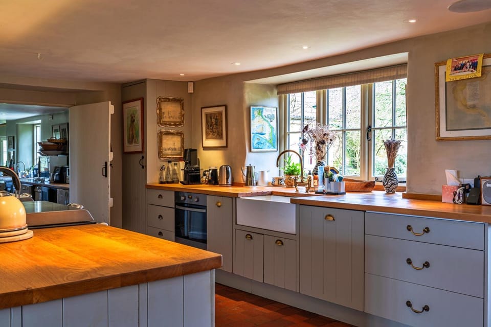 Coffee/tea facilities, Kitchen or kitchenette, minibar, pet friendly, stove