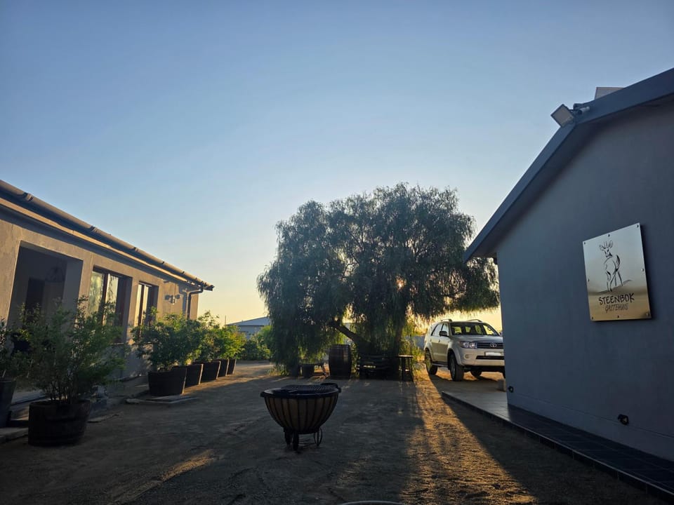 Property building, Day, Garden, Garden view, Parking