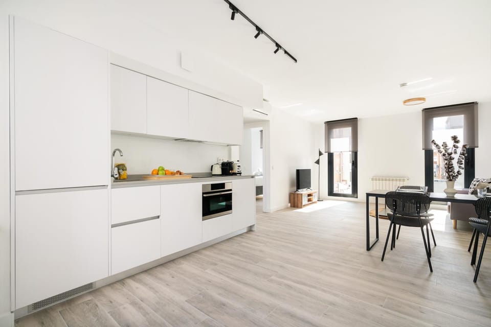 Kitchen or kitchenette, Dining area, minibar, stove