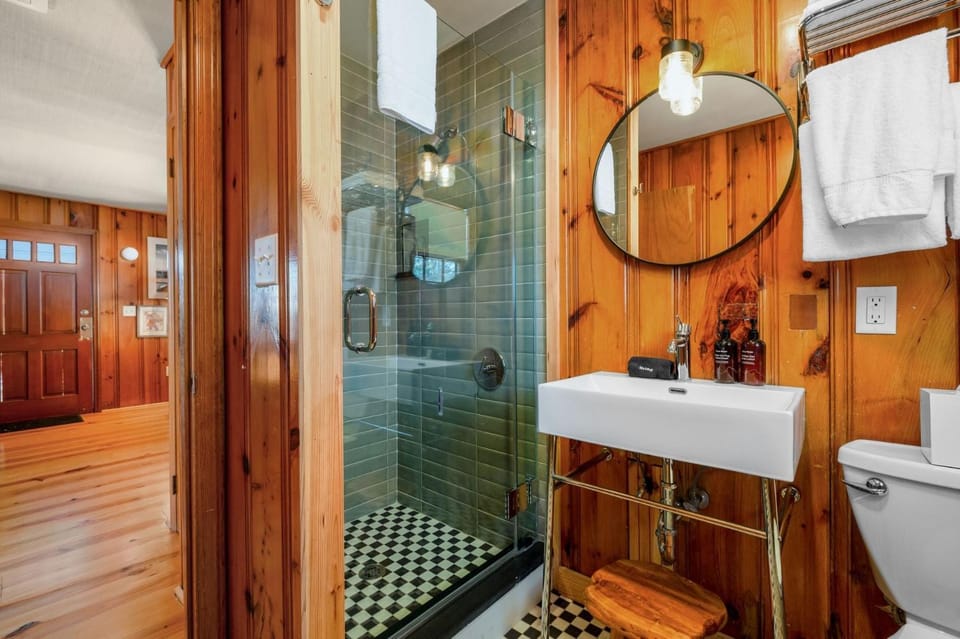 Blue Sky Retreat – Cozy, Central Walk to Beach House in Dennis Port