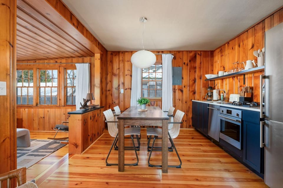 Blue Sky Retreat – Cozy, Central Walk to Beach House in Dennis Port