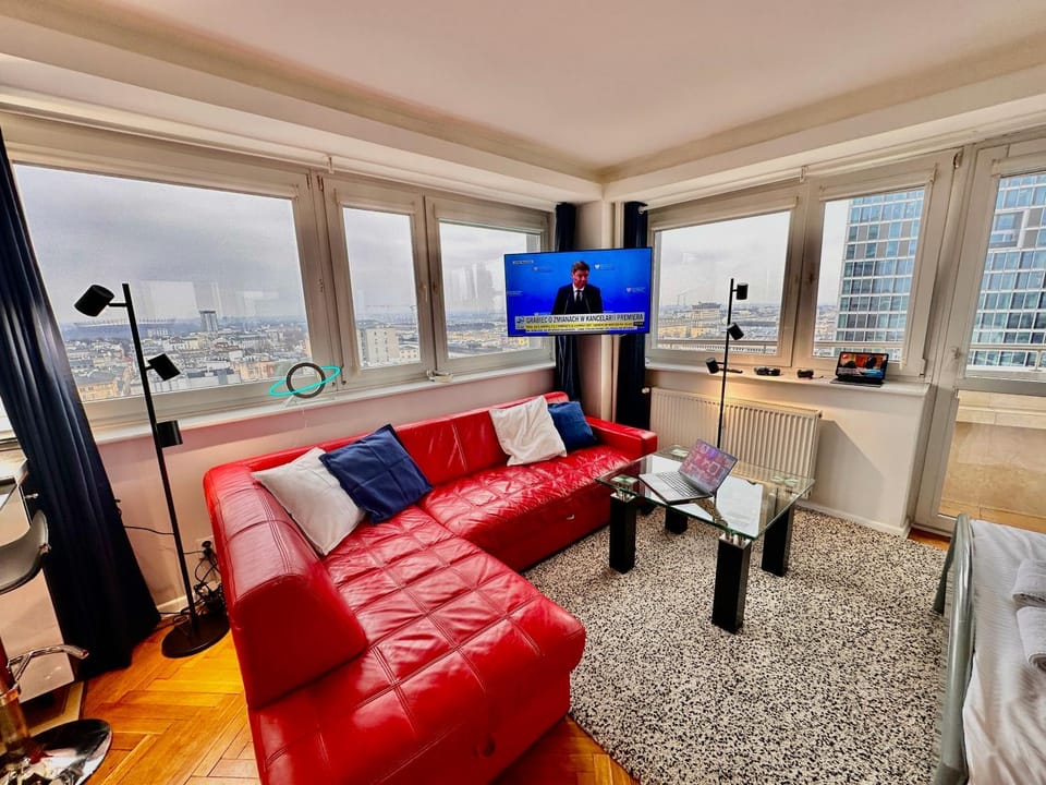 SAWA 6 metro fast WiFi 70'TV panorama HBO, Netflix, Dsiney+ Apartment in Warsaw