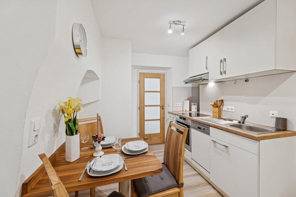 Kitchen or kitchenette, Seating area, dishwasher, washing machine, kitchen