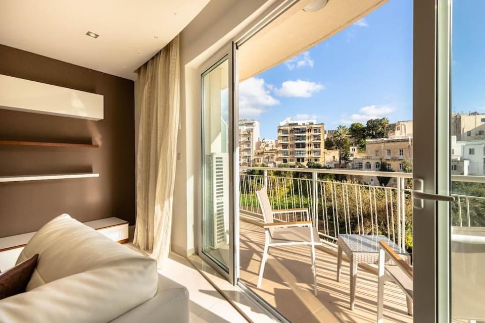 Day, View (from property/room), Balcony/Terrace, Living room, Seating area, City view