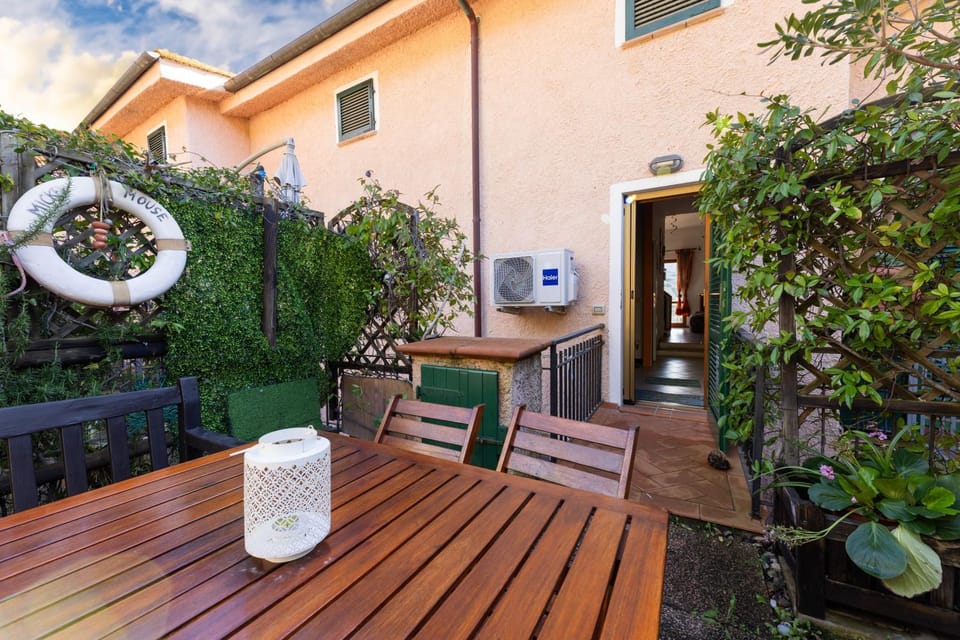 Property building, Patio, Day, Garden, Dining area, Garden view