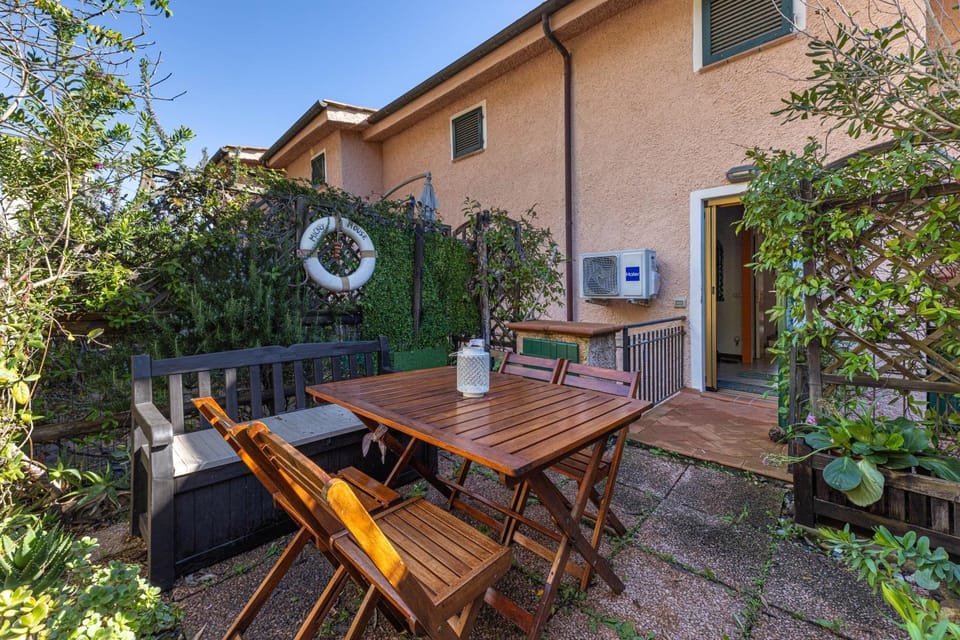 Property building, Patio, Day, Garden, Garden view