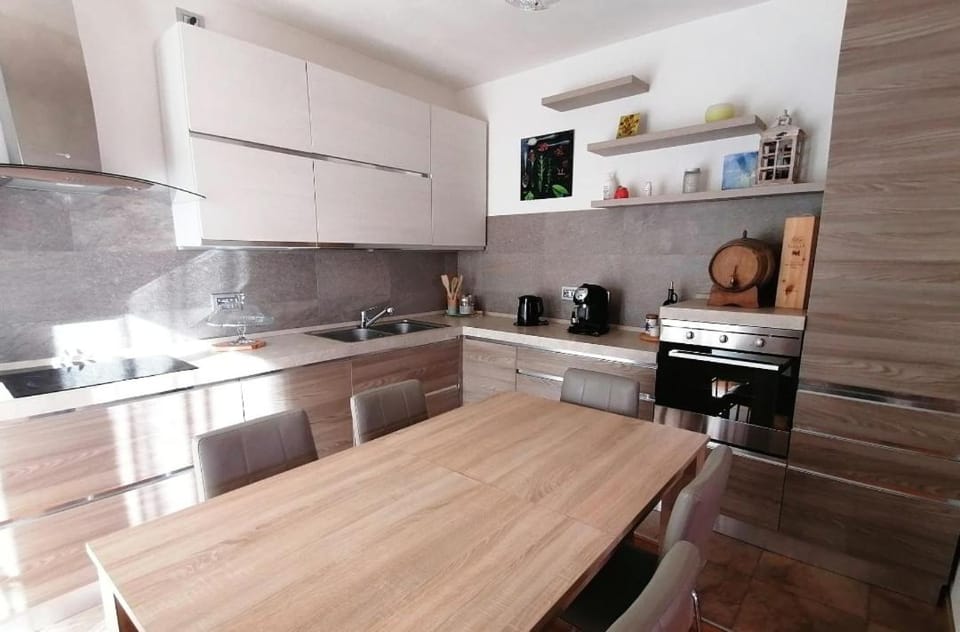 Coffee/tea facilities, Kitchen or kitchenette, dishwasher, minibar, pet friendly, stove