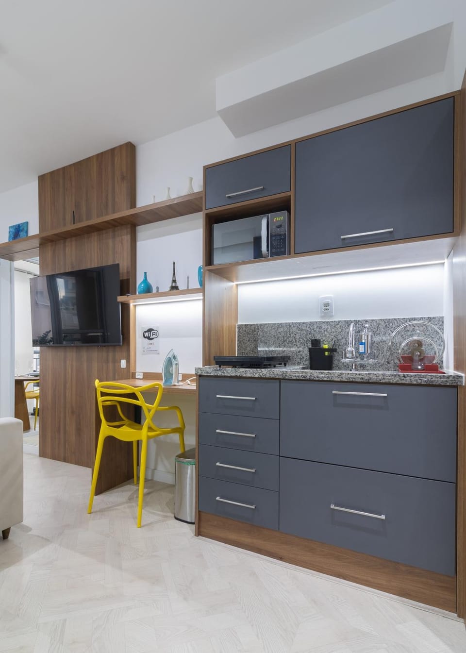 TV and multimedia, Kitchen or kitchenette, Living room, Seating area, dishwasher, stove