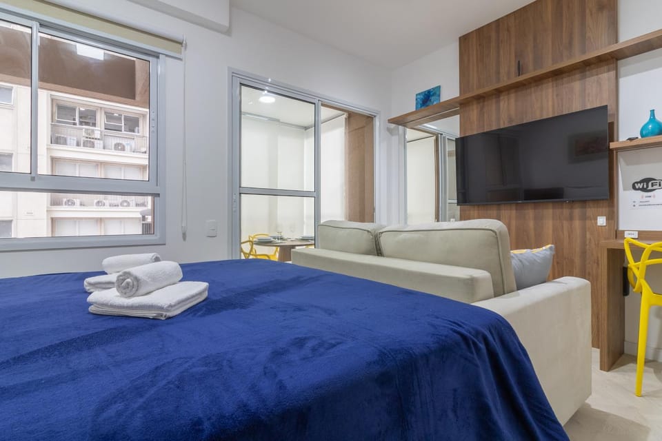 Bed, TV and multimedia, Living room, Photo of the whole room, Seating area, Bedroom, towels