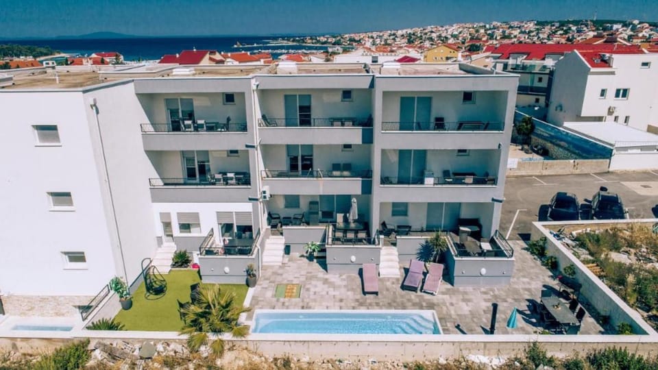Apartments Pool Villa Maria, Novalja Apartment in Novalja