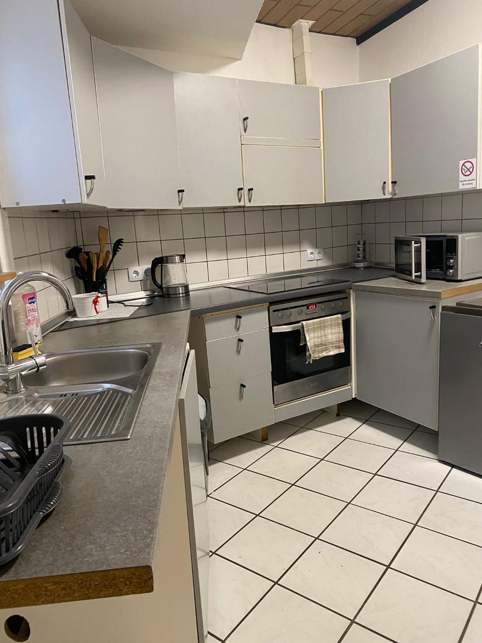 Kitchen or kitchenette, oven, stove, washing machine