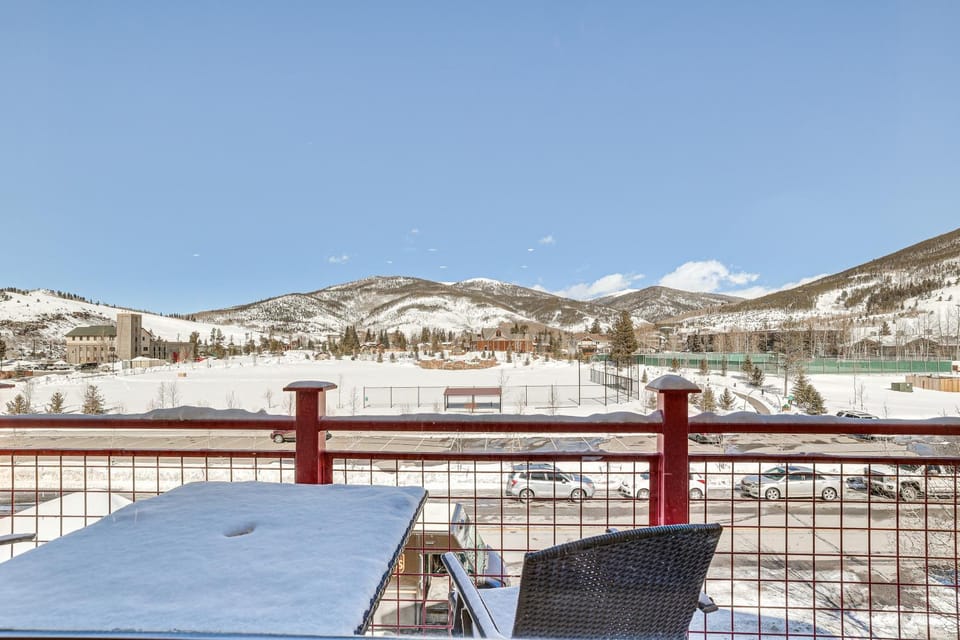 4 Mi to Ski: Dillon Condo w/ Balcony & Mtn Views House in Dillon